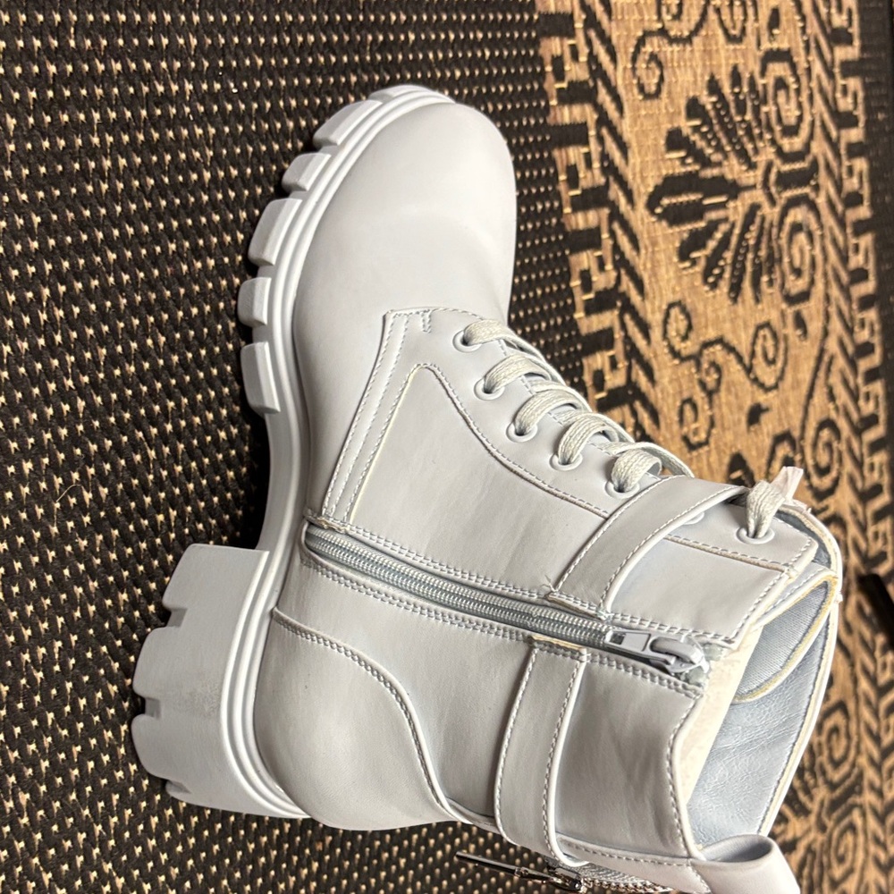 Stylish White Women's Boots size 9.5 - Picture 5 of 8